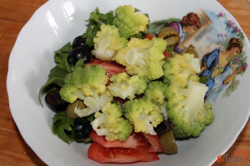 Фото приготовление рецепта: Салат из цветной капусты и рукколы шаг №4