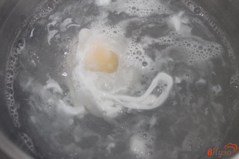 Фото приготовление рецепта: Яйцо пашот на тостах с беконом шаг №5