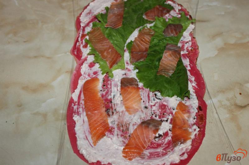 Фото приготовление рецепта: Блинный рулет с красной рыбой и салатной зеленью шаг №6