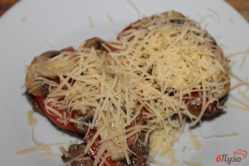 Фото приготовление рецепта: Отбивные с чесноком, грибами и сыром шаг №6