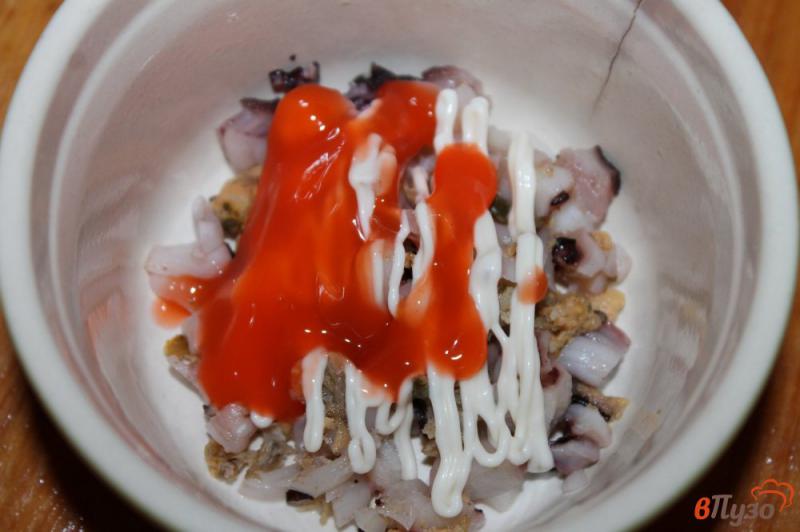 Фото приготовление рецепта: Гункан - суши с морским коктейлем шаг №4
