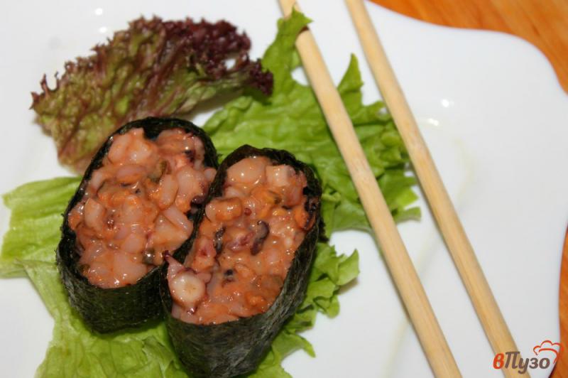 Фото приготовление рецепта: Гункан - суши с морским коктейлем шаг №6