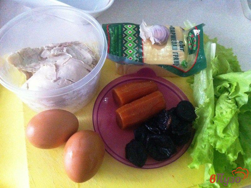 Фото приготовление рецепта: Слоеный салат из куриного филе с черносливом шаг №1