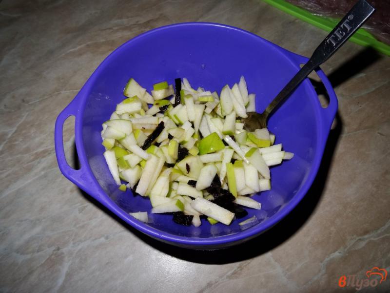 Фото приготовление рецепта: Рулет из индейки с начинкой из яблока и чернослива шаг №4
