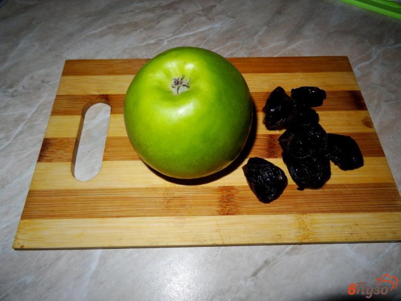 Фото приготовление рецепта: Рулет из индейки с начинкой из яблока и чернослива шаг №3