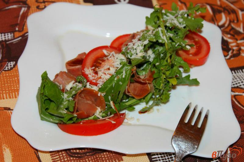 Фото приготовление рецепта: Салат с рукколой, помидорами и хамоном шаг №5