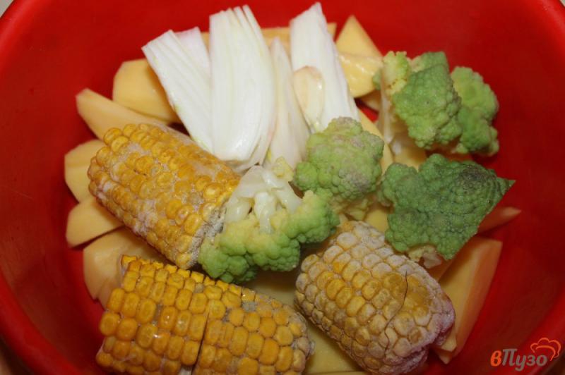 Фото приготовление рецепта: Гарнир из картофеля с кукурузой и цветной капустой в рукаве шаг №2
