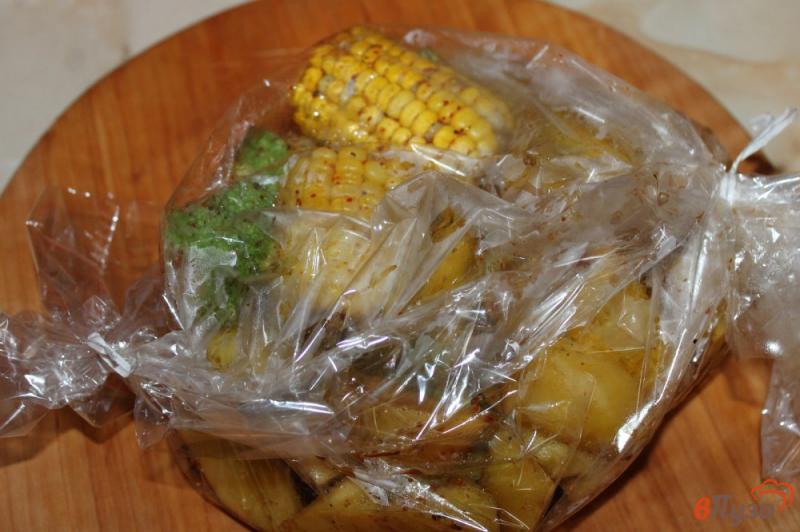Фото приготовление рецепта: Гарнир из картофеля с кукурузой и цветной капустой в рукаве шаг №4