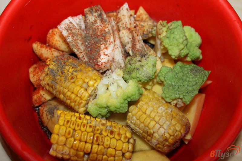 Фото приготовление рецепта: Гарнир из картофеля с кукурузой и цветной капустой в рукаве шаг №3