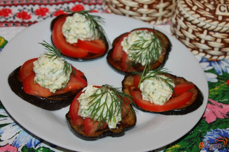 Фото приготовление рецепта: Закуска из баклажана с помидором и яйцом шаг №7