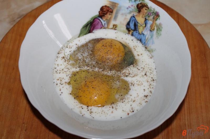 Фото приготовление рецепта: Яичный блин с ветчиной и сыром на завтрак шаг №1