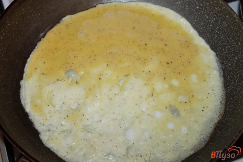 Фото приготовление рецепта: Яичный блин с ветчиной и сыром на завтрак шаг №2