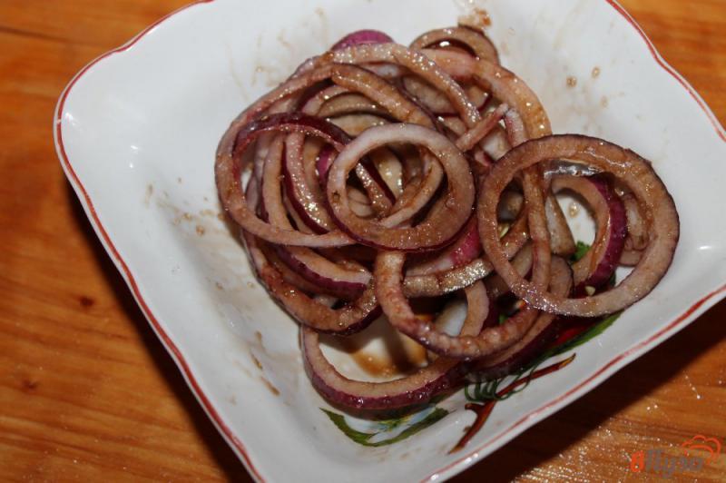 Фото приготовление рецепта: Салат из жаренного баклажана, маринованного лука и цветной капустой шаг №3