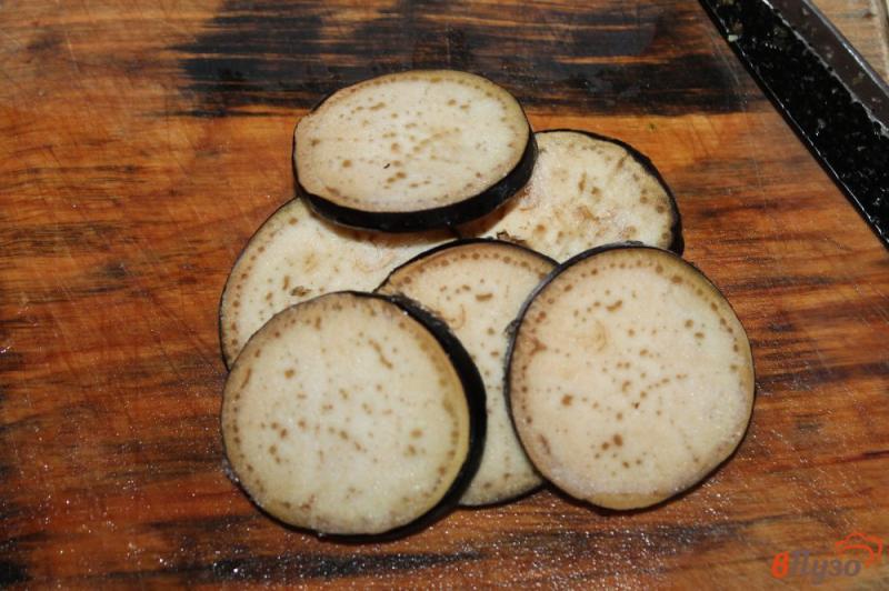 Фото приготовление рецепта: Салат из жаренного баклажана, маринованного лука и цветной капустой шаг №4