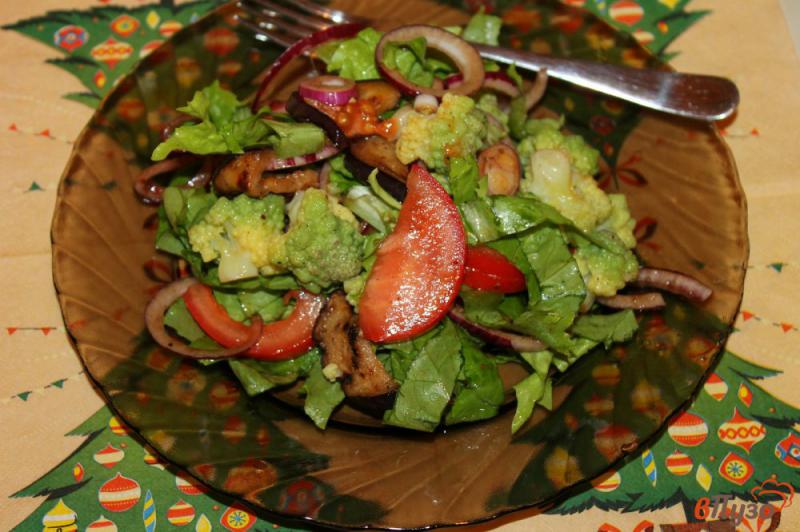 Фото приготовление рецепта: Салат из жаренного баклажана, маринованного лука и цветной капустой шаг №6