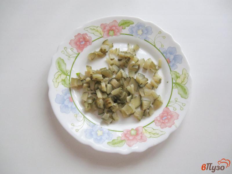 Фото приготовление рецепта: Салат с огурцами и зеленым горошком шаг №2