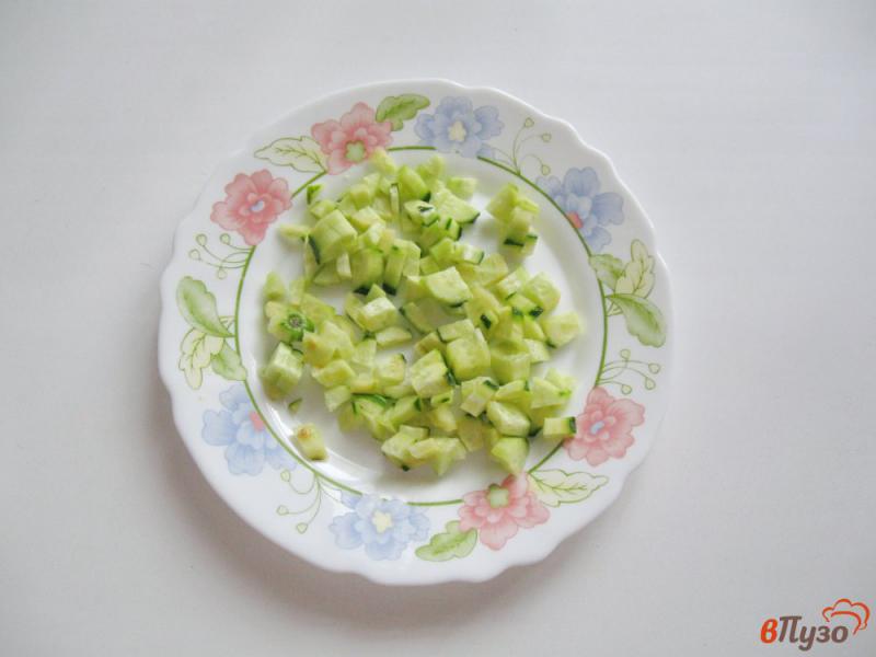 Фото приготовление рецепта: Салат с огурцами и зеленым горошком шаг №1