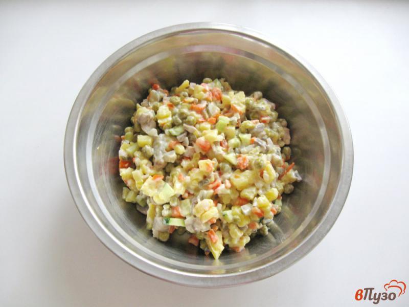 Фото приготовление рецепта: Салат с огурцами и зеленым горошком шаг №8