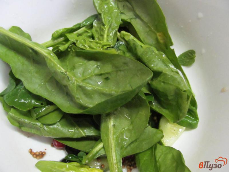 Фото приготовление рецепта: Салат из шпината с огурцом и клюквой шаг №4