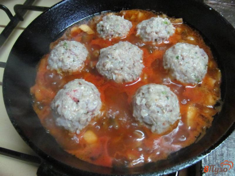 Фото приготовление рецепта: Тефтели с гречкой в томатном соусе с грибами шаг №4