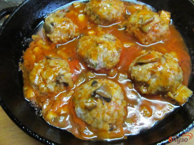 Фото приготовление рецепта: Тефтели с гречкой в томатном соусе с грибами шаг №5