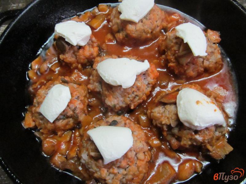 Фото приготовление рецепта: Тефтели с гречкой в томатном соусе с грибами шаг №6