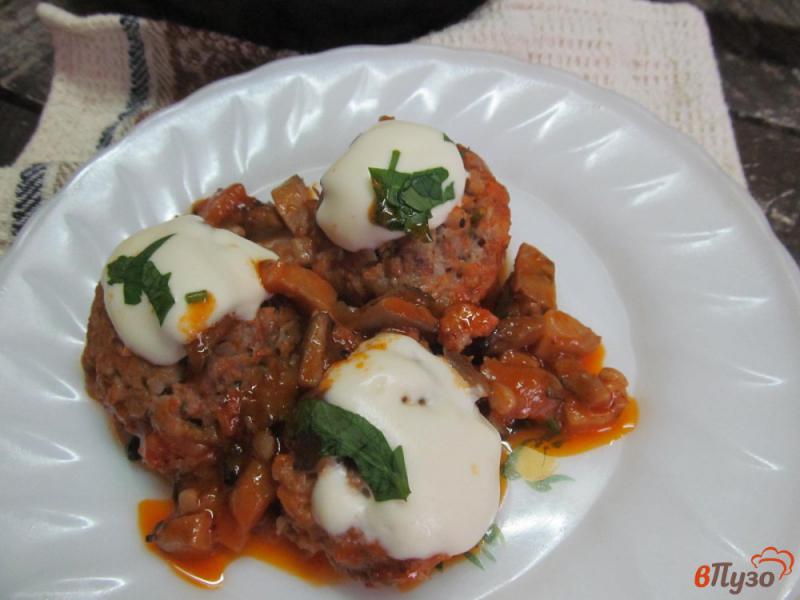 Фото приготовление рецепта: Тефтели с гречкой в томатном соусе с грибами шаг №8