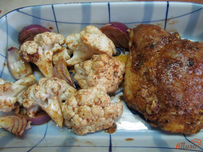 Фото приготовление рецепта: Запеченная курица с цветной капустой шаг №5