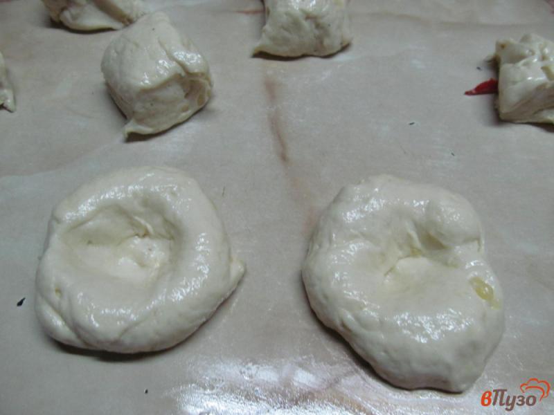 Фото приготовление рецепта: Булочки с соусом и сыром шаг №4