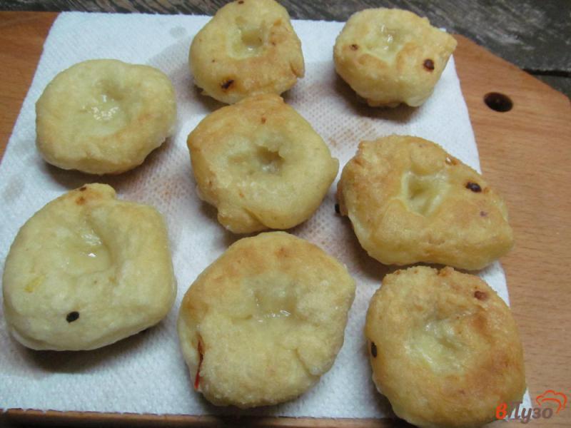 Фото приготовление рецепта: Булочки с соусом и сыром шаг №7