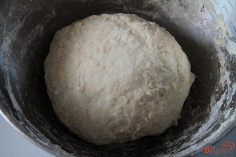 Фото приготовление рецепта: Пирожки на кефире с яйцом и луком шаг №3