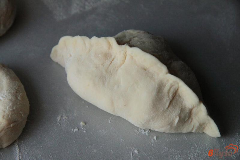 Фото приготовление рецепта: Пирожки на кефире с яйцом и луком шаг №10