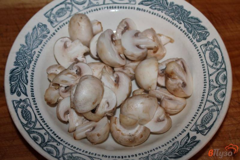 Фото приготовление рецепта: Гарнир из жареных грибов в бальзамическом уксусе шаг №2