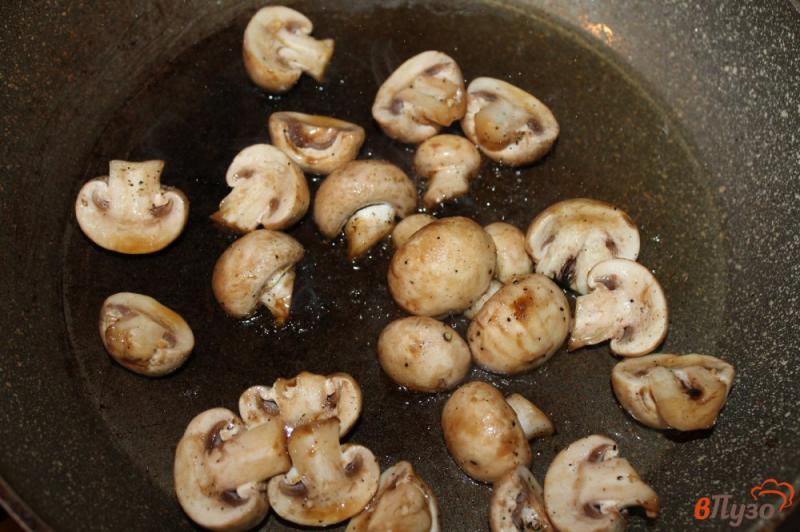 Фото приготовление рецепта: Гарнир из жареных грибов в бальзамическом уксусе шаг №4
