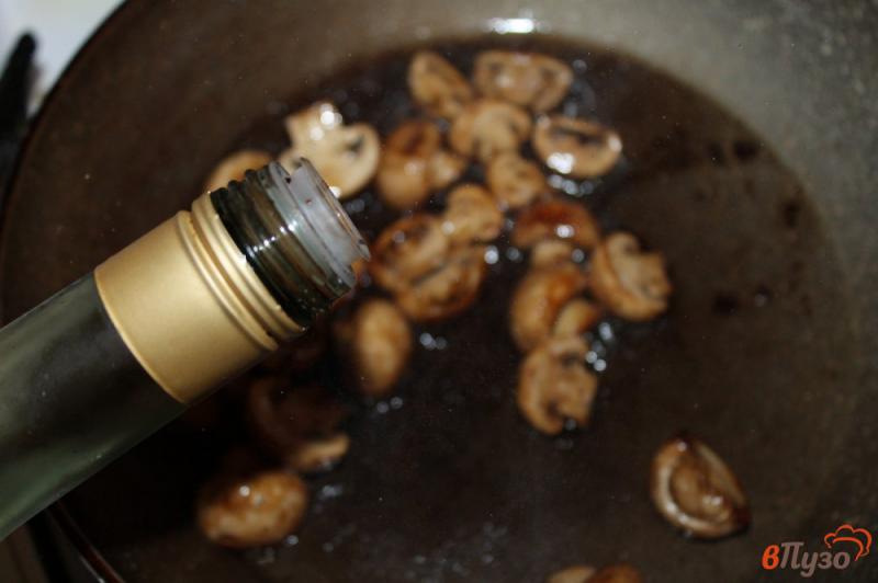 Фото приготовление рецепта: Гарнир из жареных грибов в бальзамическом уксусе шаг №5