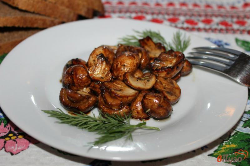 Фото приготовление рецепта: Гарнир из жареных грибов в бальзамическом уксусе шаг №6