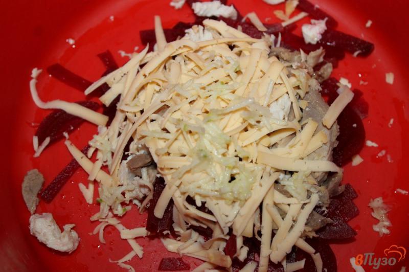 Фото приготовление рецепта: Салат из свеклы с курицей, чесноком и сыром шаг №3