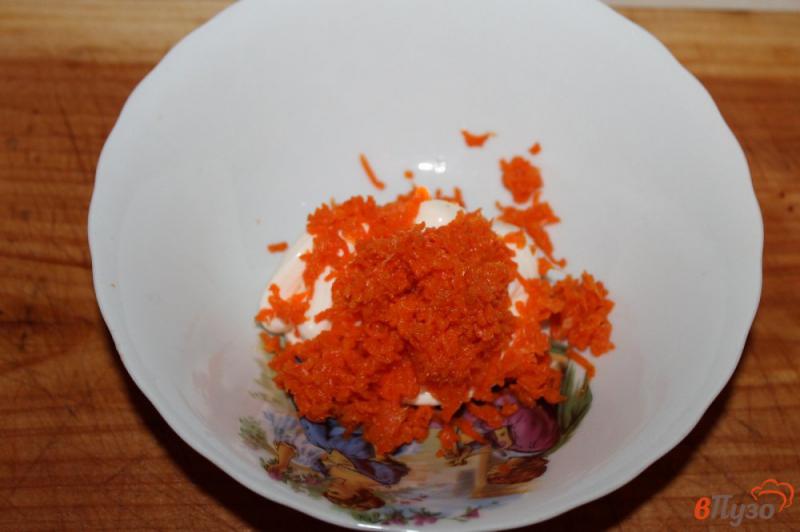 Фото приготовление рецепта: Сырная намазка со шпротами и морковью на бутерброды шаг №2