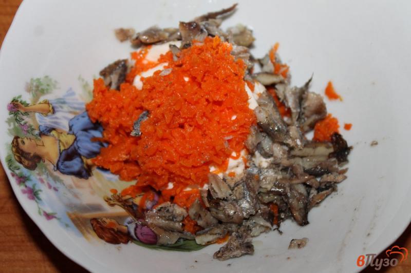 Фото приготовление рецепта: Сырная намазка со шпротами и морковью на бутерброды шаг №3