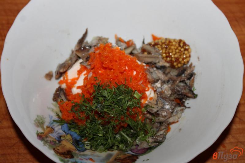 Фото приготовление рецепта: Сырная намазка со шпротами и морковью на бутерброды шаг №4