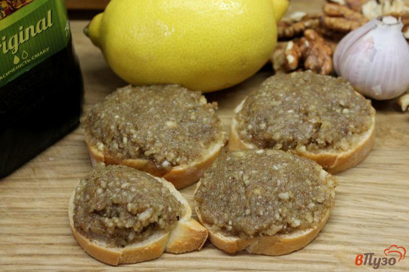 Фото приготовление рецепта: Ореховая паста с чесноком и лимоном шаг №5