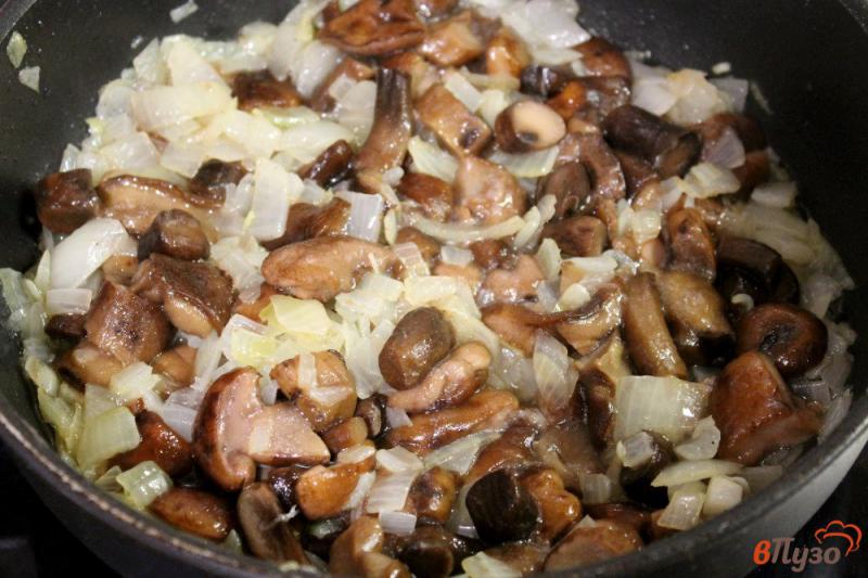 Фото приготовление рецепта: Лесные грибы жаренные с луком шаг №3