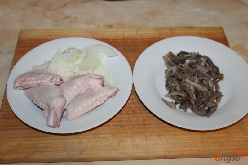 Фото приготовление рецепта: Куриные крылья с лесными грибами и луком под сыром шаг №1