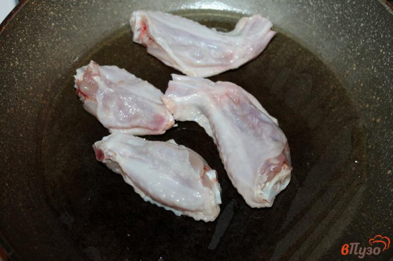 Фото приготовление рецепта: Куриные крылья с лесными грибами и луком под сыром шаг №2