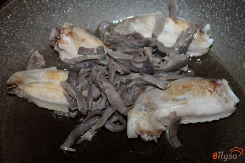 Фото приготовление рецепта: Куриные крылья с лесными грибами и луком под сыром шаг №3