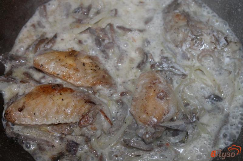 Фото приготовление рецепта: Куриные крылья с лесными грибами и луком под сыром шаг №6