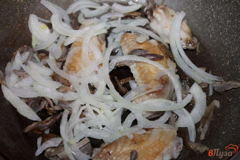 Фото приготовление рецепта: Куриные крылья с лесными грибами и луком под сыром шаг №4