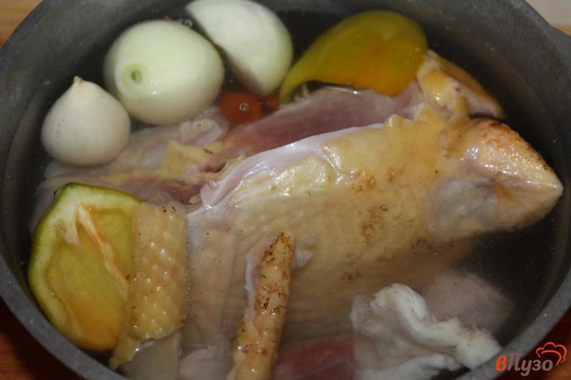 Фото приготовление рецепта: Куриный бульон с сельдереем шаг №2