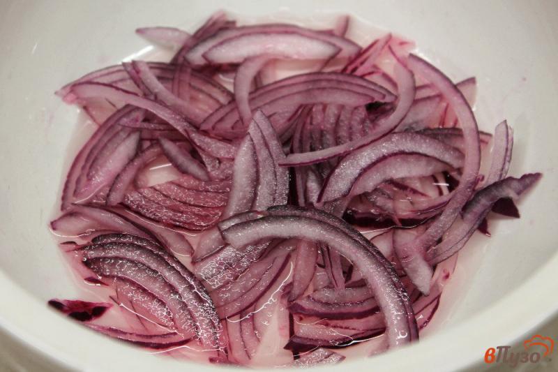 Фото приготовление рецепта: Салат с селедкой и помидорами шаг №1