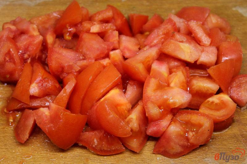 Фото приготовление рецепта: Салат с селедкой и помидорами шаг №2